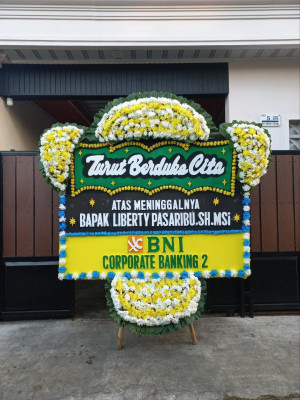 Papan Bunga Duka di Simpang Empat
