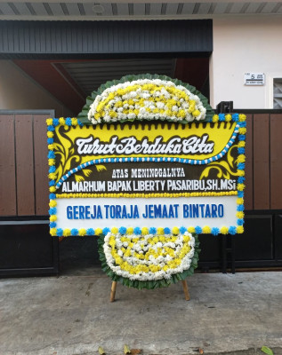 Papan Bunga Duka di Simpang Empat
