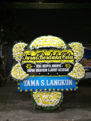 Papan Bunga Duka di Simpang Empat