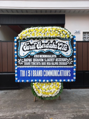 Papan Bunga Duka di Simpang Empat
